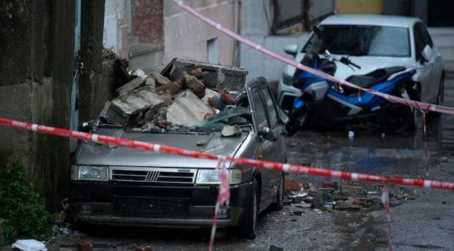 İzmir’de bir binadaki iki balkon otomobilin üzerine çöktü