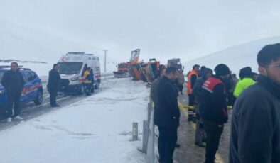 Kar küreme aracı devrildi: 2 ölü!