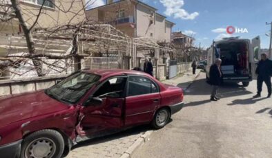 Karaman’da iki otomobil çarpıştı: 3 yaralı