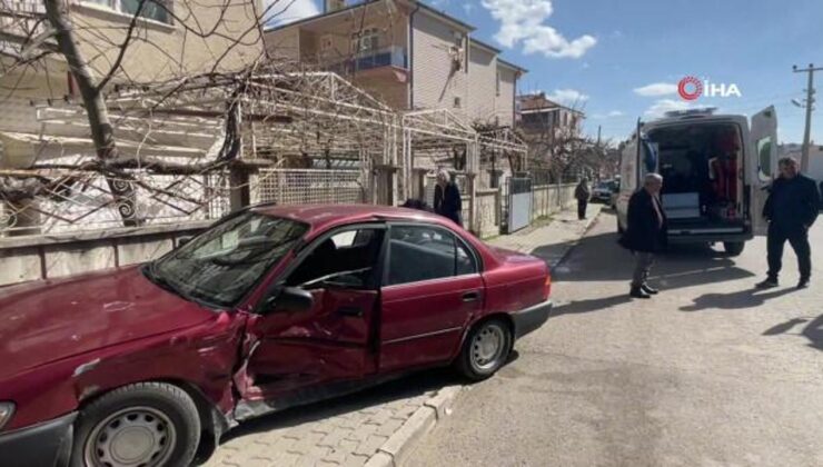 Karaman’da iki otomobil çarpıştı: 3 yaralı