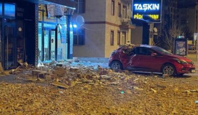 Kayseri’de şiddetli rüzgar binanın duvarını yıktı! Park halindeki bir araç zarar gördü