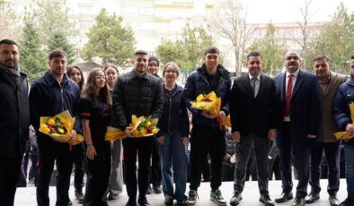 Kayserisporlu futbolcular lise öğrencileriyle buluştu