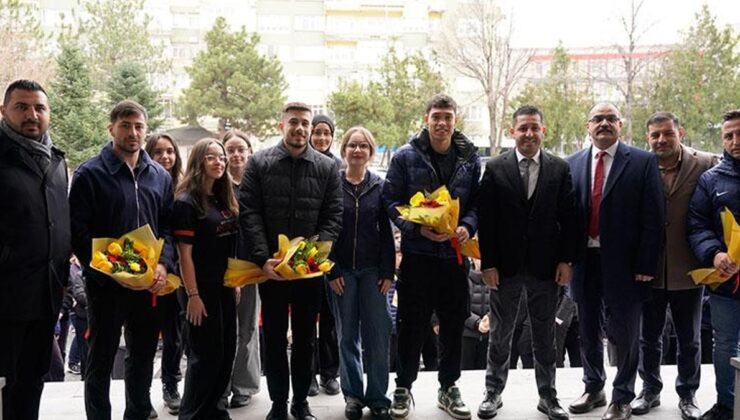 Kayserisporlu futbolcular lise öğrencileriyle buluştu