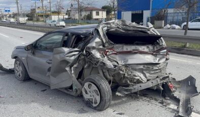 Kocaeli’de feci kaza: Otomobil adeta preslendi!