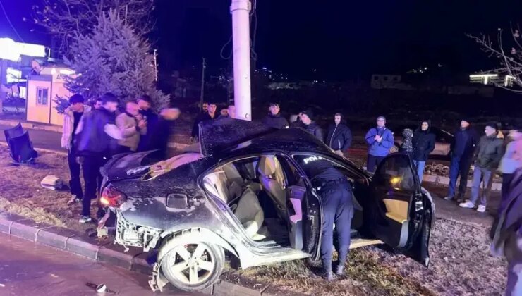 Kontrolden çıkan otomobil trambüs direğine çarptı