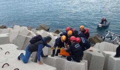 Korkunç kaza: Balık tutmak isterken kayalıklara düştü!