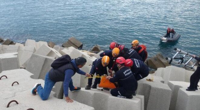 Korkunç kaza: Balık tutmak isterken kayalıklara düştü!