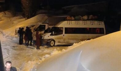 Mahsur kalan öğrenci servisi kurtarıldı