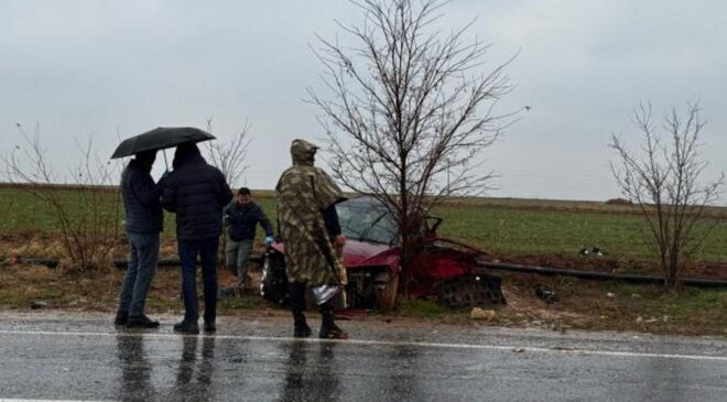 Mardin’de feci kaza! TIR ile otomobilin çarpıştığı kazada 2 kişi öldü, 3 kişi yaralandı