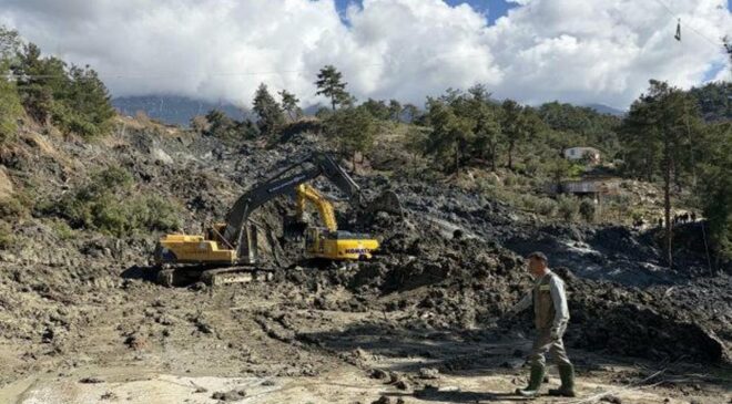 Muğla’da korkutan heyelan: Yol trafiğe kapatıldı