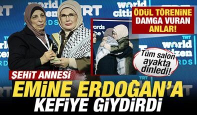 Ödül törenine damga vuran anlar! Şehit annesi Emine Erdoğan’a kefiye giydirdi