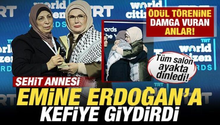 Ödül törenine damga vuran anlar! Şehit annesi Emine Erdoğan’a kefiye giydirdi