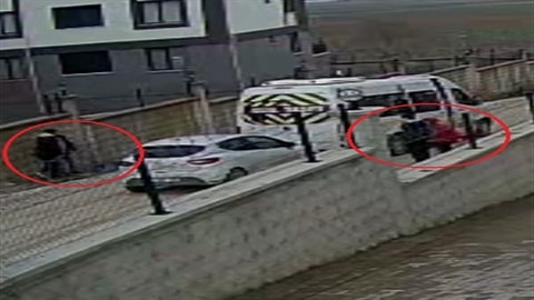 Öğrencilerin gözü önünde yumruk yumruğa kavga