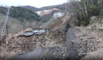 Ordu’da heyelan: İstinat duvarı yıkıldı, yol çöktü