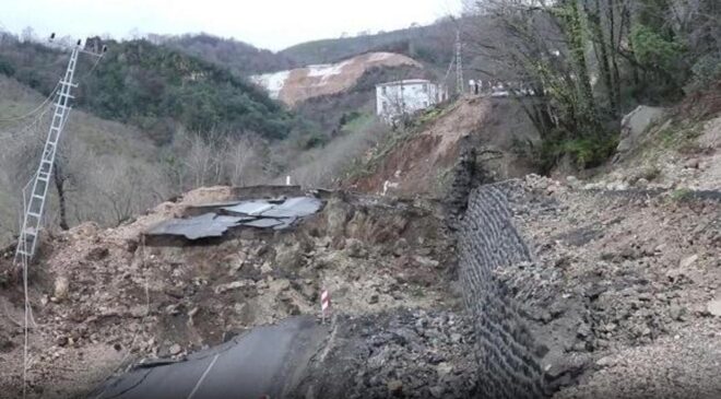 Ordu’da heyelan: İstinat duvarı yıkıldı, yol çöktü