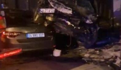 Otomobil araçların üstünden uçup iş yerine girdi: Kaçan sürücü yakalandı