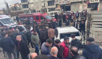 Otomobil park halindeki araçlara çarptı: 1’i ağır 3 yaralı