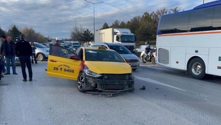 Otomobil ticari taksiye çarptı, 3 kişi yaralandı