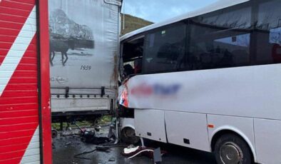 Pendik’te tur midibüsü TIR’a çarptı: 13 yaralı!