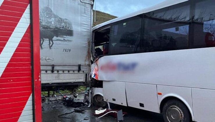 Pendik’te tur midibüsü TIR’a çarptı: 13 yaralı!