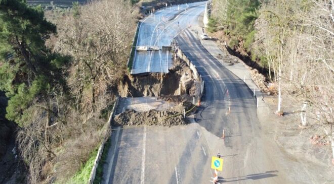 Sağanak nedeniyle çöken yol, kısmi olarak trafiğe açıldı