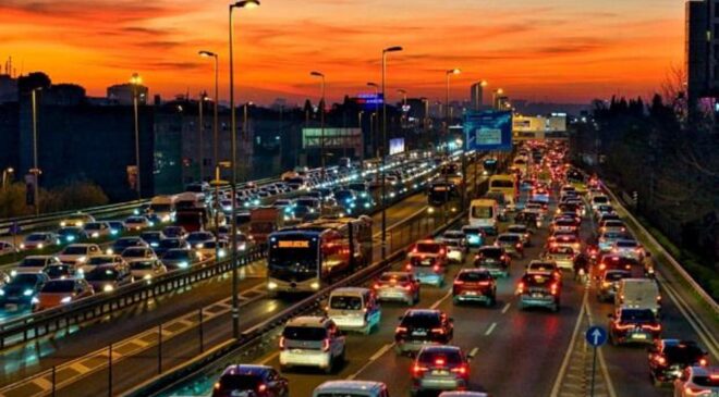 Son dakika: İstanbul’da trafik kilit! Araçlar güçlükle ilerliyor