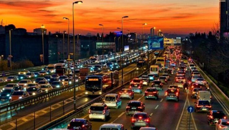 Son dakika: İstanbul’da trafik kilit! Araçlar güçlükle ilerliyor