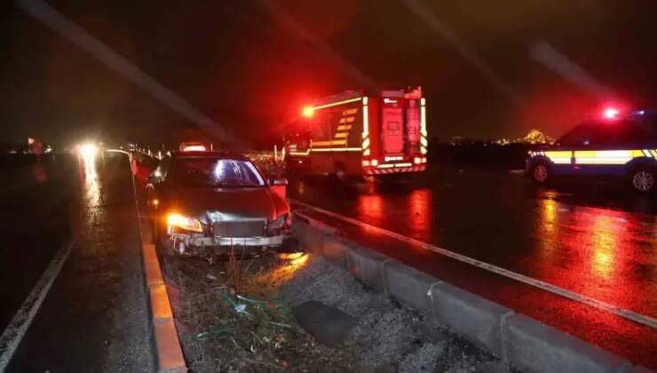 Su birikintisine giren otomobil refüje uçtu