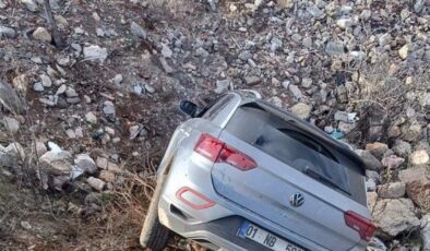 SUV tipi araç şarampole devrildi! Yaralılar var