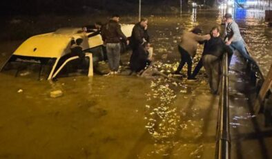 Suya gömülen minibüsteki 20 yolcu kurtarıldı