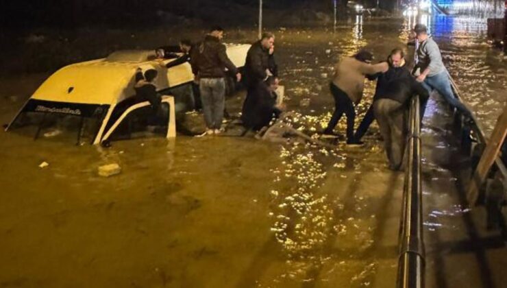 Suya gömülen minibüsteki 20 yolcu kurtarıldı