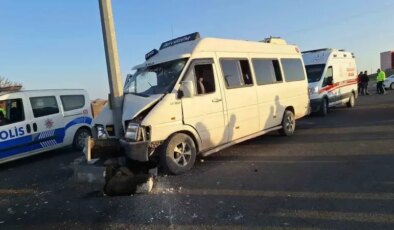 Tarım işçilerini taşıyan minibüs kontrolden çıktı: 15 yaralı