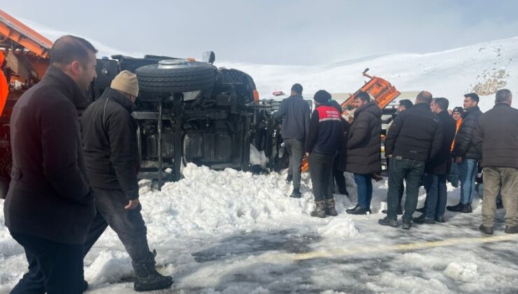 Tendürek Geçidi'nde kar küreme aracı devrildi: 2 Karayolları çalışanı hayatını kaybetti