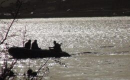 Uyandığında yan koltuk boştu! Dalgıçlar kayıp genç için gölete girdi