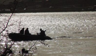 Uyandığında yan koltuk boştu! Dalgıçlar kayıp genç için gölete girdi