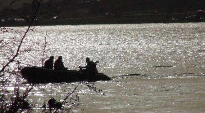 Uyandığında yan koltuk boştu! Dalgıçlar kayıp genç için gölete girdi