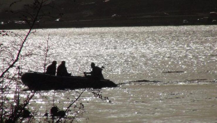 Uyandığında yan koltuk boştu! Dalgıçlar kayıp genç için gölete girdi