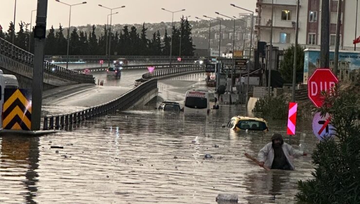 Yağış aniden bastırdı, ilçe sular altında kaldı