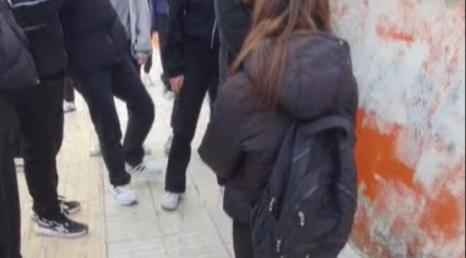 Yine akran zorbalığı! 13 yaşındaki kızı diz çöktürüp darbettiler