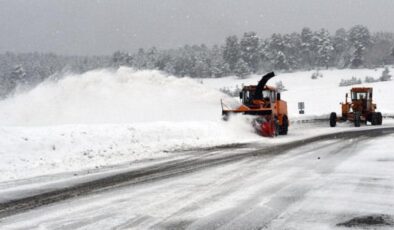 Yoğun kar ve tipi ulaşımı felç etti: Şehirler arası yollar bir bir kapanıyor!