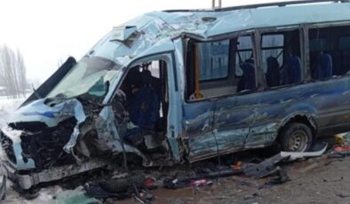 Yolcu minibüsü ile otobüs çarpıştı: Çok sayıda yaralı var