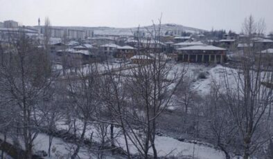 Adana’da kar sürprizi: Tufanbeyli bembeyaz oldu