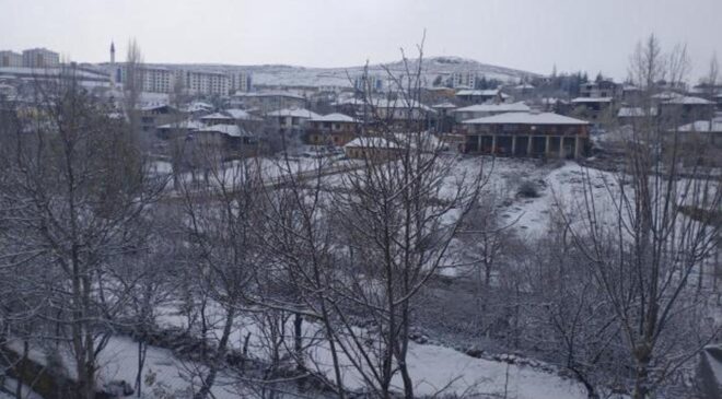 Adana’da kar sürprizi: Tufanbeyli bembeyaz oldu