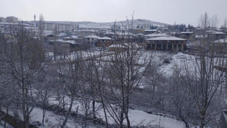 Adana’da kar sürprizi: Tufanbeyli bembeyaz oldu