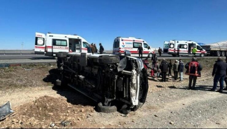 Afyonkarahisar’da tır ile minibüs çarpıştı: 11 yaralı