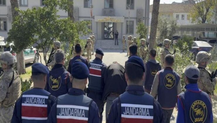 Annesini odunla başına vurup, öldürdü