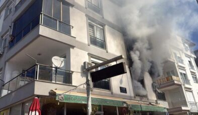 Antalya’da 4 katlı binada yangın! Mahsur kalanlar kurtarıldı
