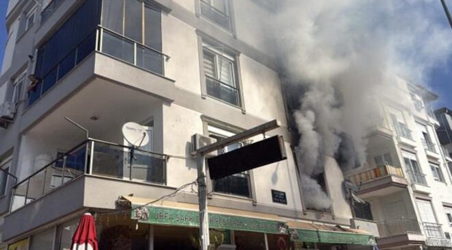 Antalya’da 4 katlı binada yangın! Mahsur kalanlar kurtarıldı
