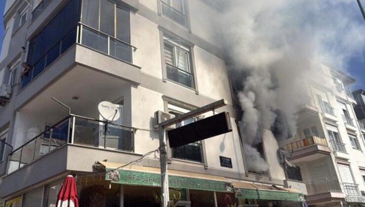 Antalya’da 4 katlı binada yangın! Mahsur kalanlar kurtarıldı