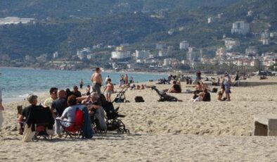 Antalya’da mart ayında deniz keyfi! Güneşi göre denize koştu